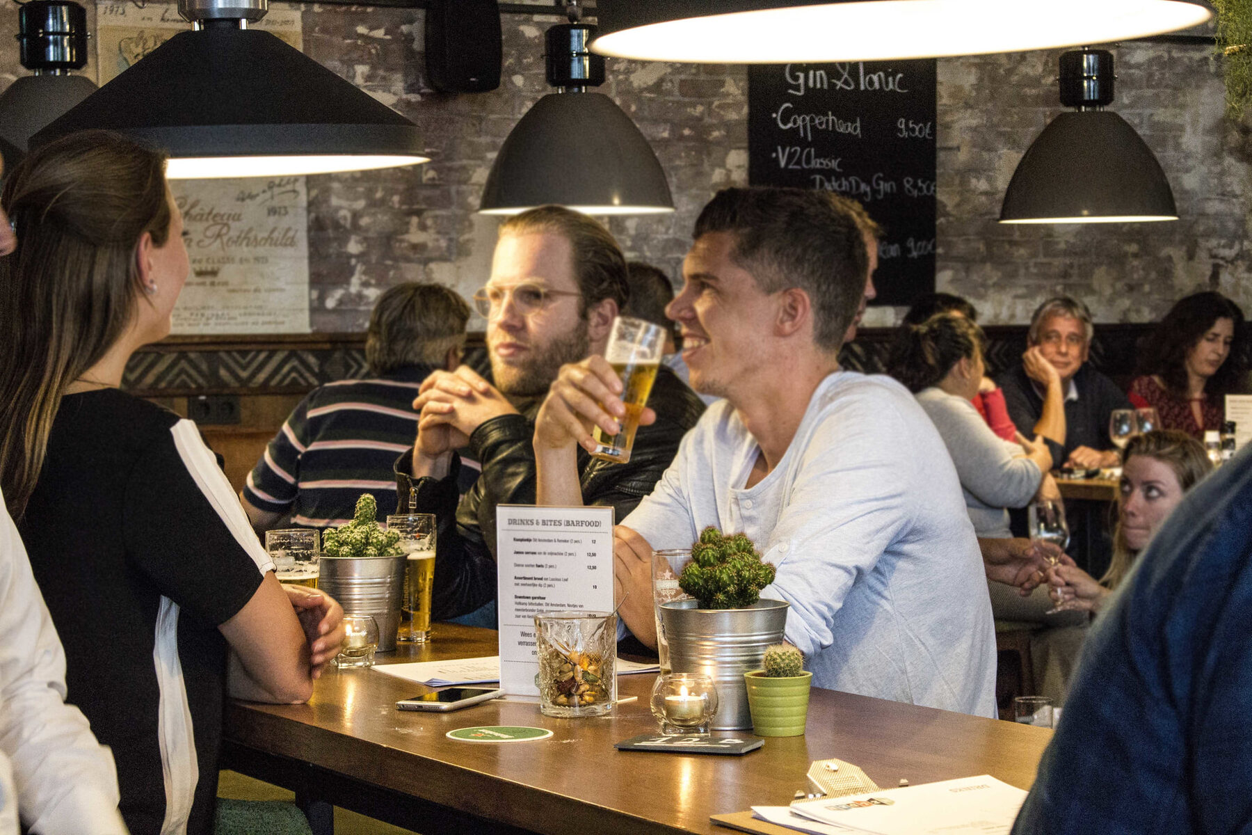 Een biertje aan de bar bij Helden